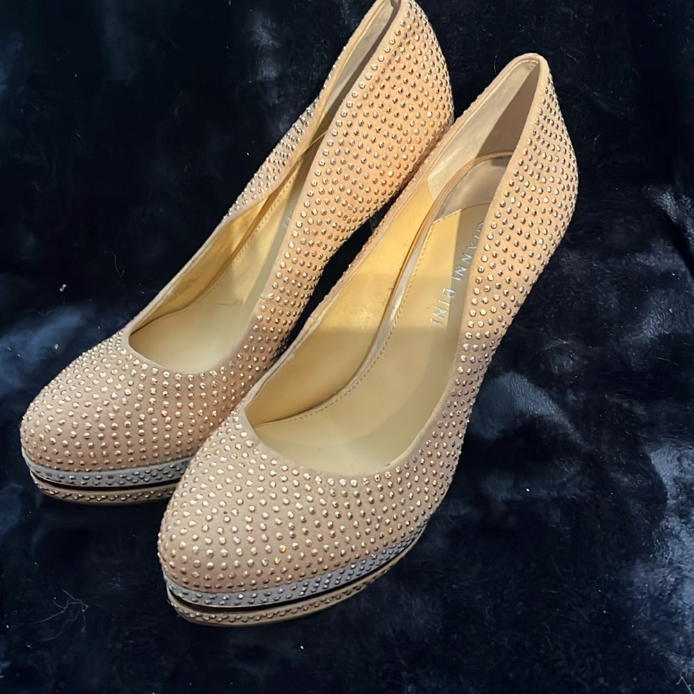 Women’s heels brand new never worn